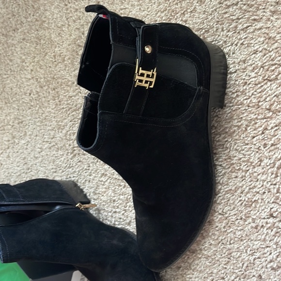 Tommy Hilfiger women’s black suede booties, new in box, size 11 - Picture 2 of 5